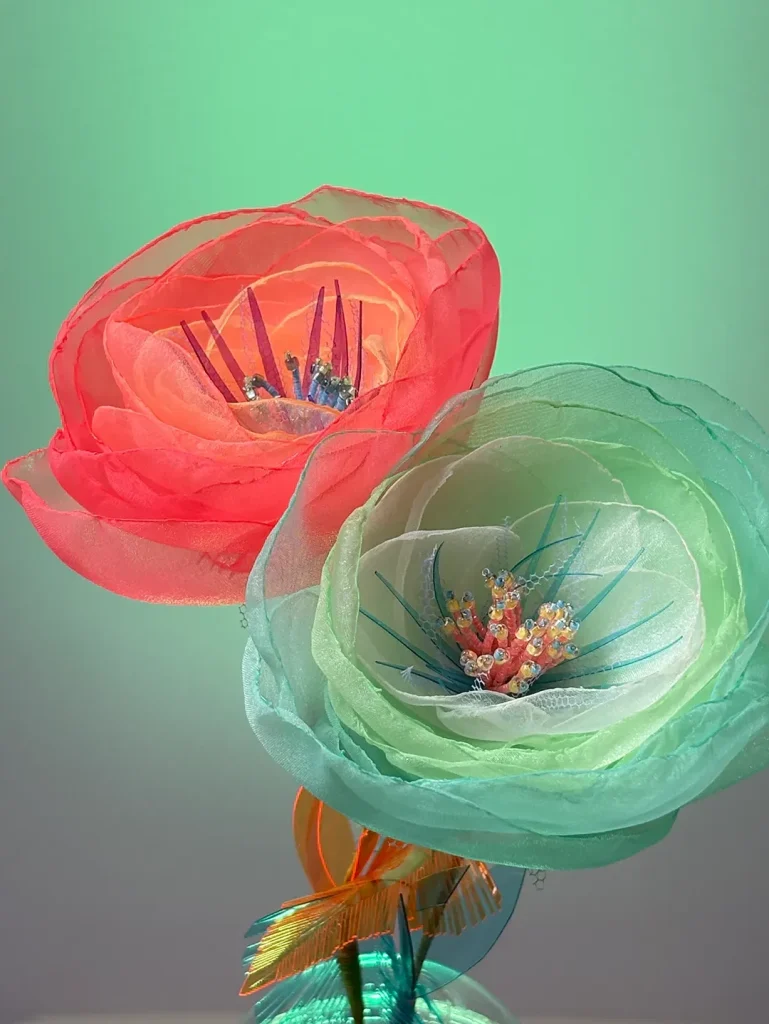 iPhone16で撮影した 緑とオレンジの花