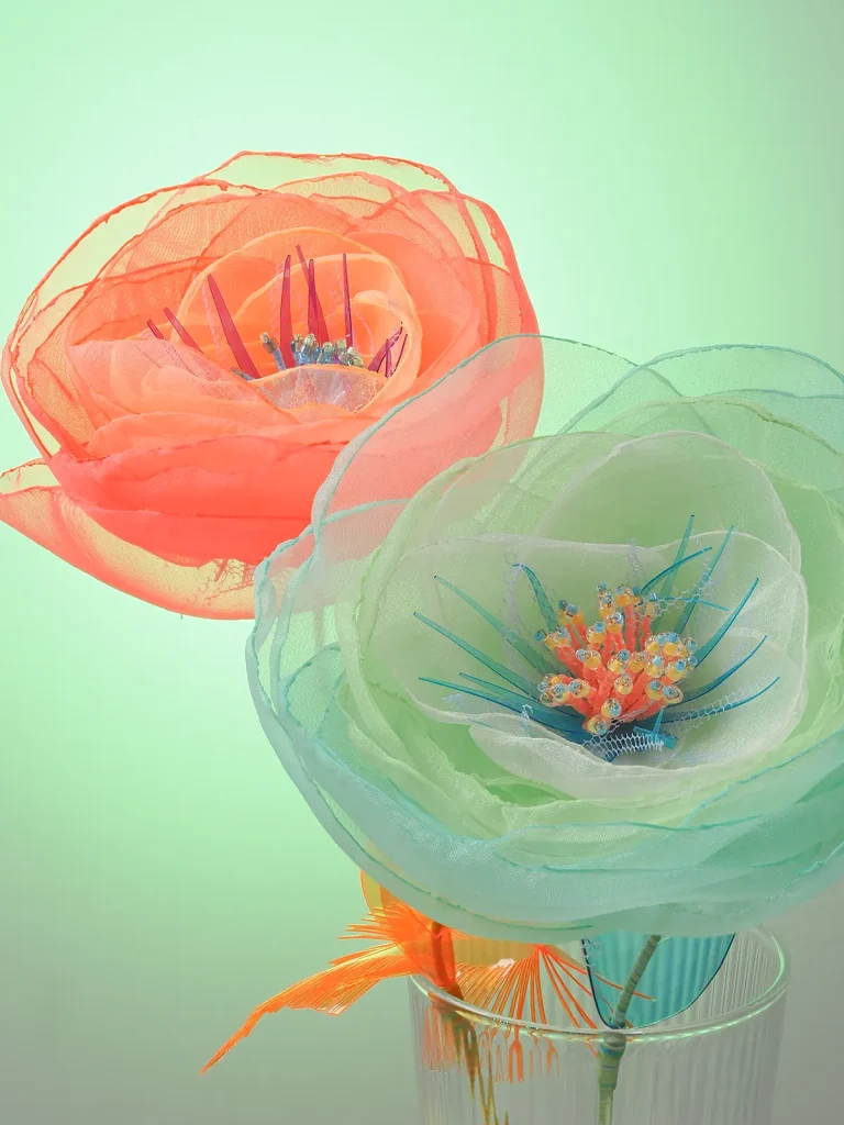 OM-5でカメラ内深度合成した写真 緑とオレンジの花
